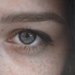 Jak usunąć klej do rzęs z ubrania