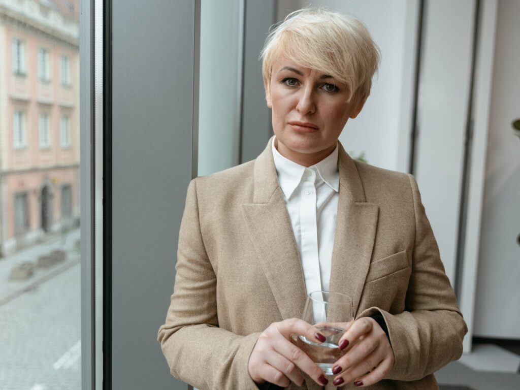 Biała bluzka do beżowej marynarki