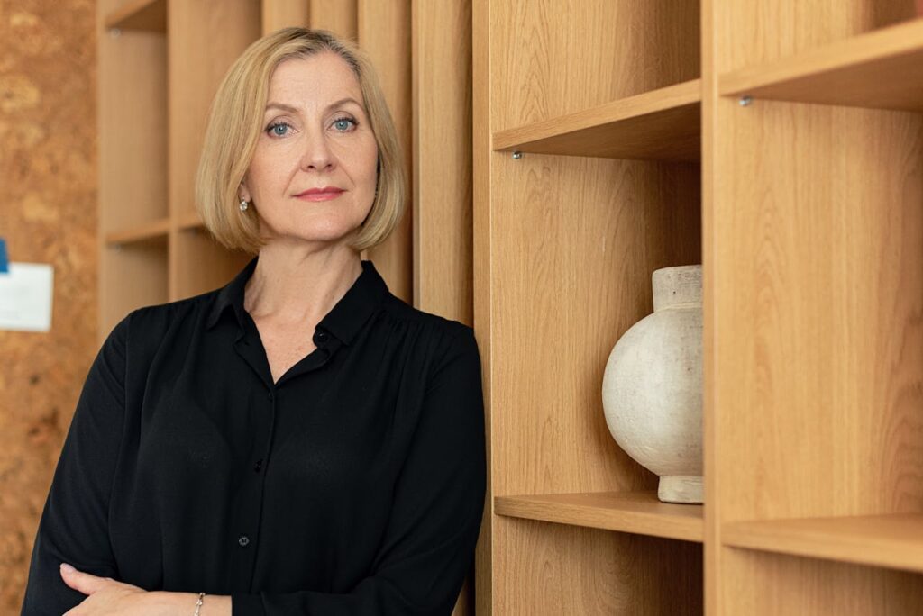 Stylizacja z czarną koszulą na rodzinne wydarzenie