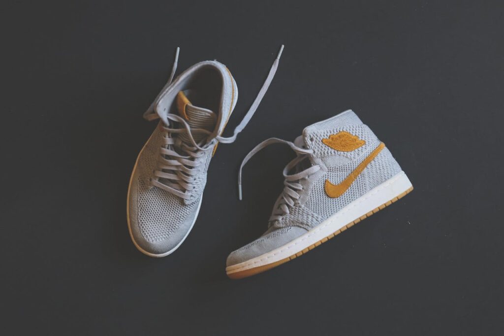 Buty do szarej marynarki na co dzień