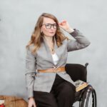 Jakie spodnie do jasnej marynarki