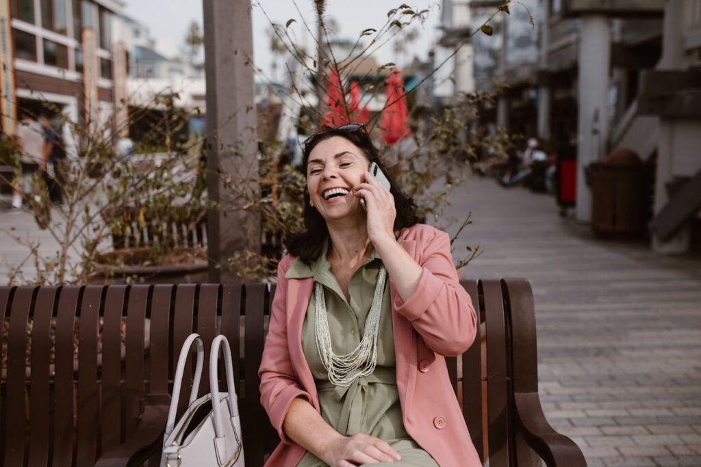 Różowa marynarka do zielonej sukienki na co dzień