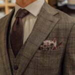 Jaki krawat do szarej marynarki