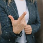 Marynarka w kratę – z czym nosić