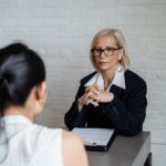 Granatowa marynarka – z czym łączyć