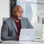 Jakie spodnie do szarej marynarki męskiej