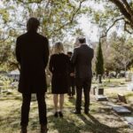 Jak się ubrać na pogrzeb babci