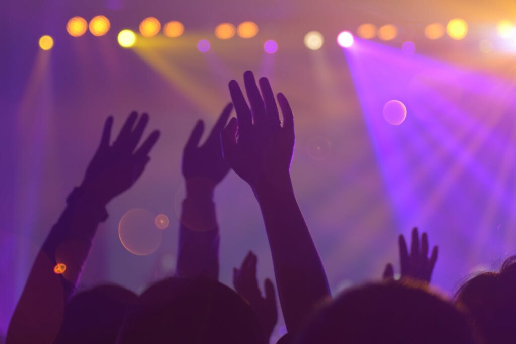 Ubrania na koncert muzyki elektronicznej