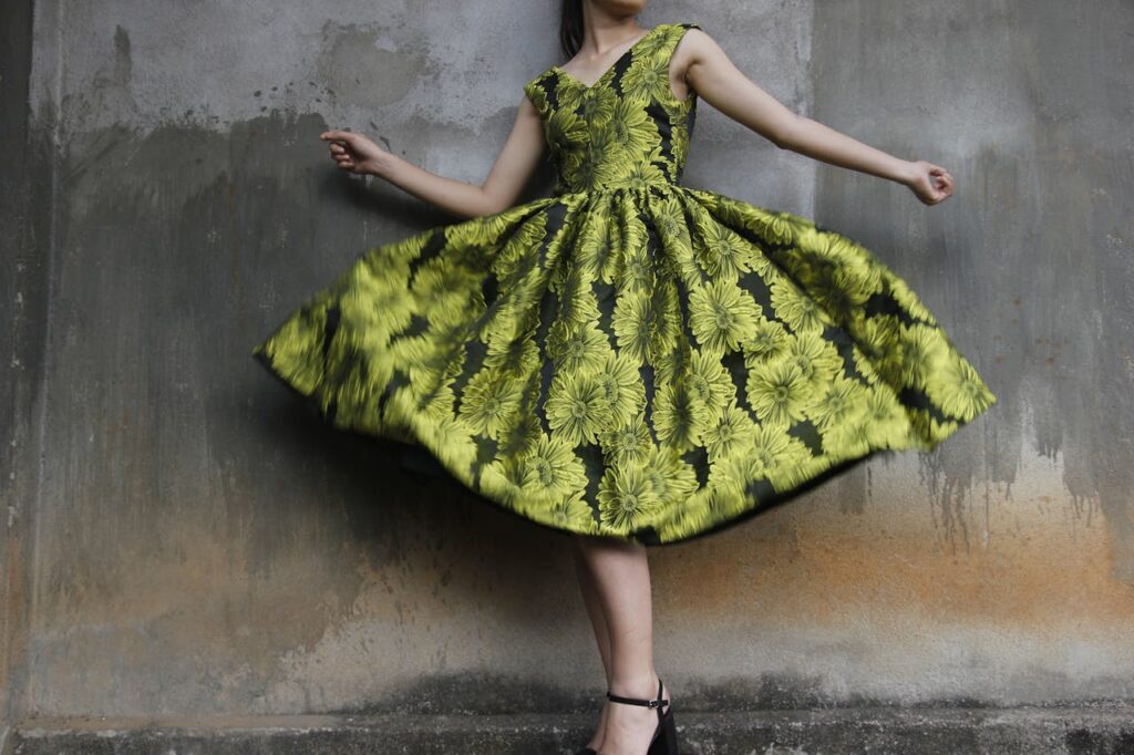 Elegancka stylizacja do teatru na komedię z sukienką