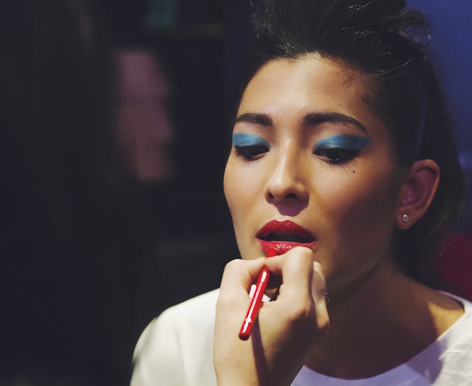 Kto wymyślił makijaż