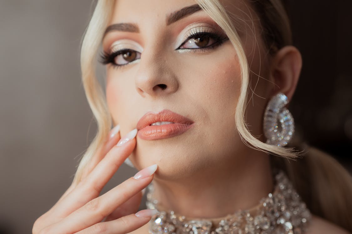 Co to znaczy satynowe wykończenie makijażu